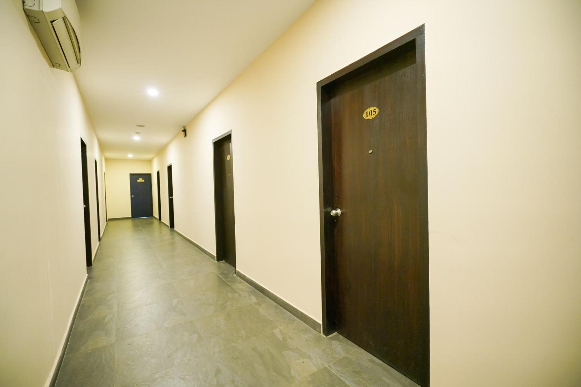 Super Townhouse Mookkannoor Tourist Home Angamali Kültér fotó